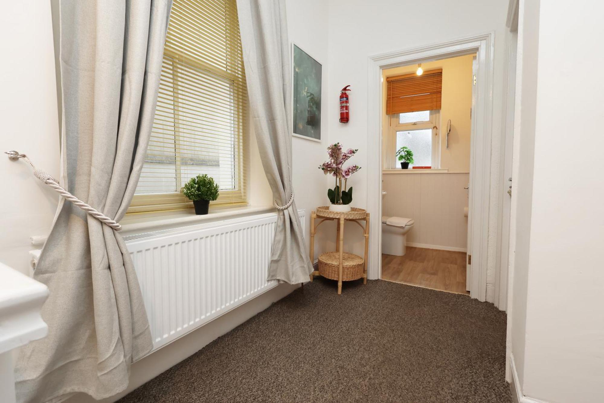 Cardiff City Guesthouse, Central Rooms, Fast Wi-Fi, On-Street Parking カーディフ エクステリア 写真