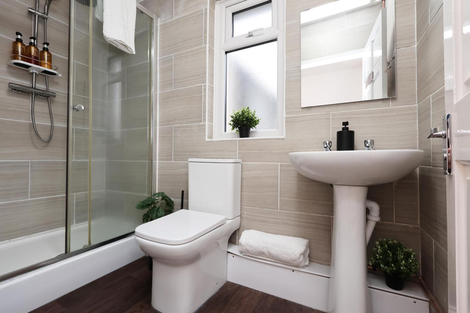 Cardiff City Guesthouse, Central Rooms, Fast Wi-Fi, On-Street Parking カーディフ エクステリア 写真