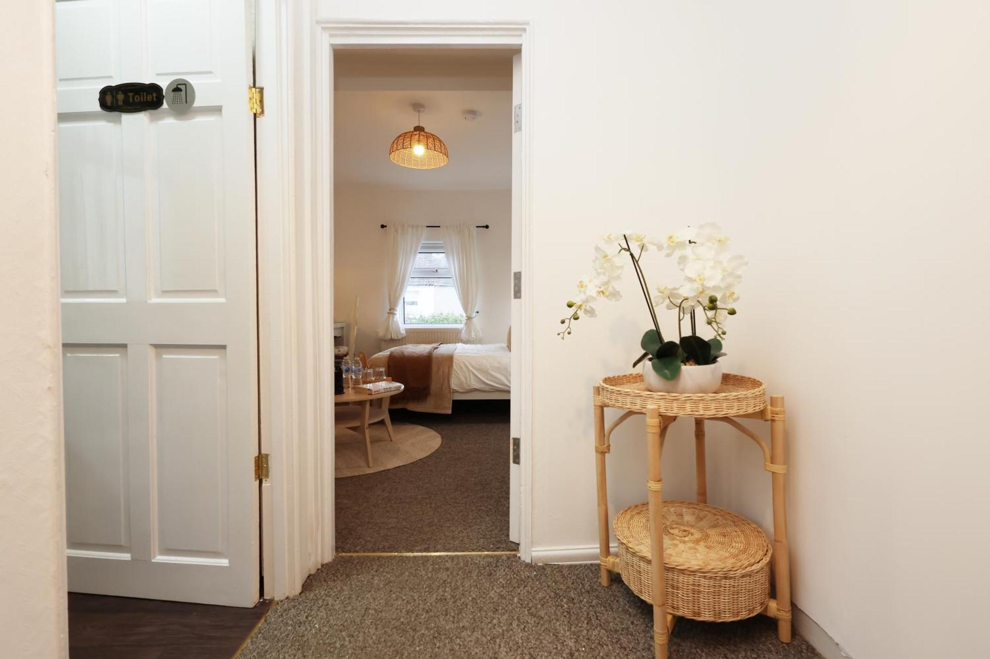 Cardiff City Guesthouse, Central Rooms, Fast Wi-Fi, On-Street Parking カーディフ エクステリア 写真